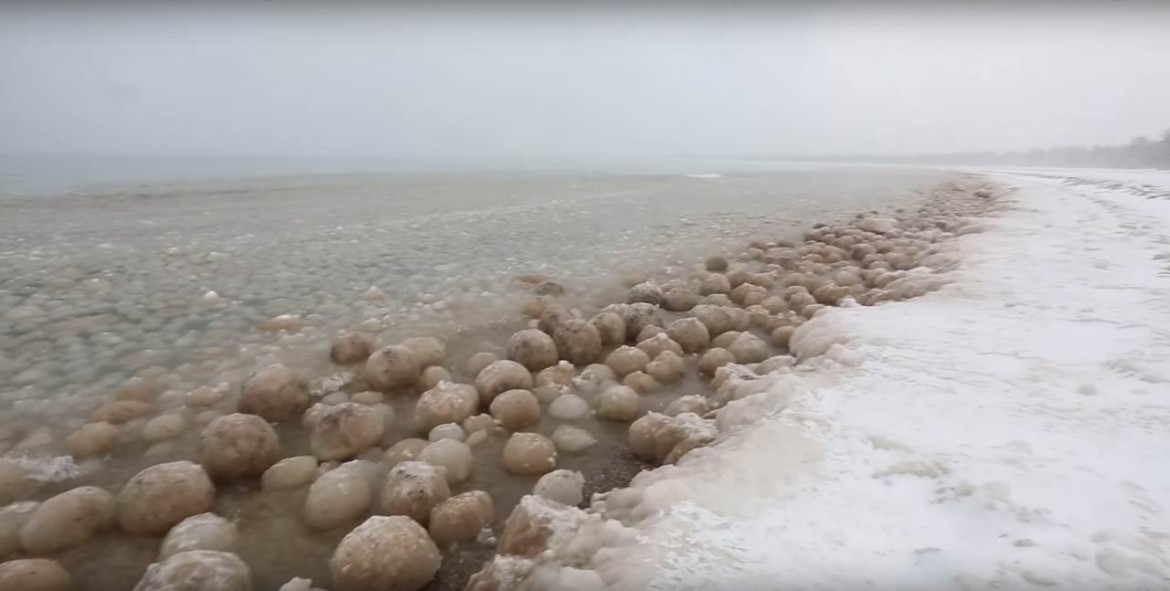 Множество снежных шаров плавающих в озере