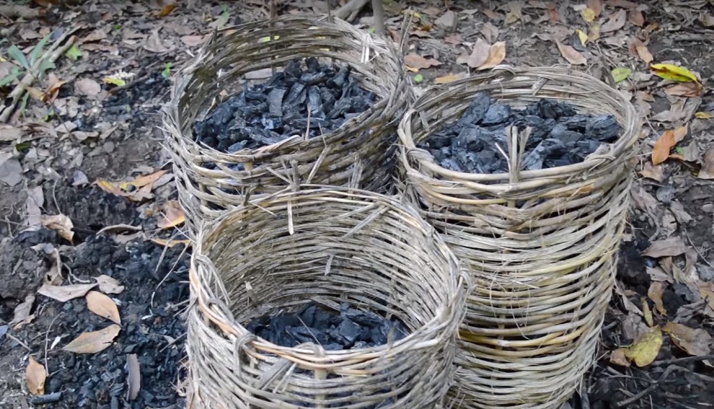 Как сделать древесный уголь в диких условиях