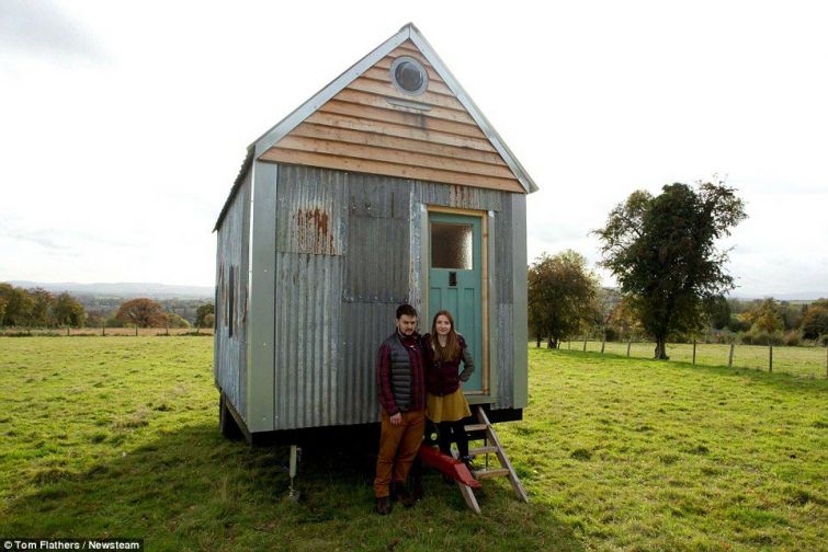 Пара построила уютный домик всего за $ 1500, используя строительные отходы и переработанную древесину