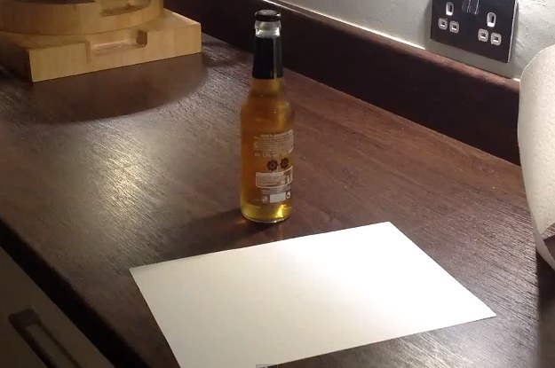 Как открыть бутылку при помощи простого листа бумаги
