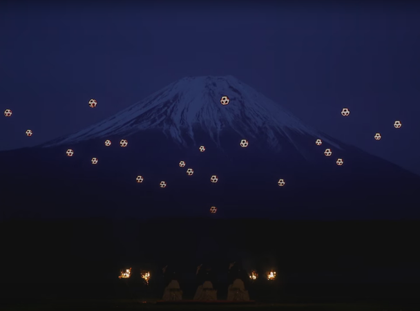 Шоу беспилотников на фоне горы Фудзияма