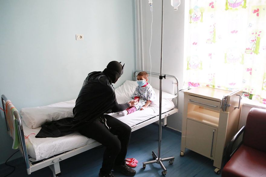 Albanian-Police-Force-Heartwarming-Surprise-to-the-Hospitalized-Children-in-Tiranas-Pediatry-574f45430b003__880