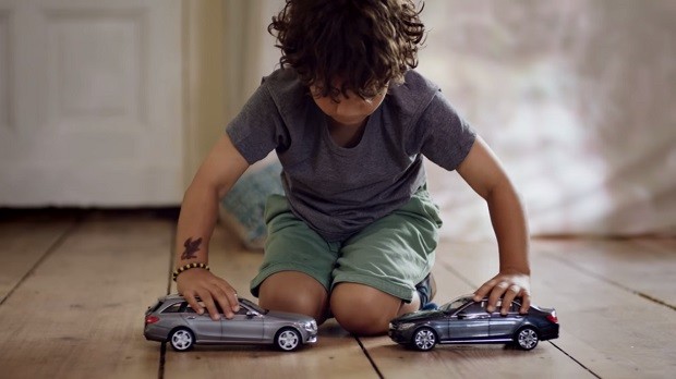 Для рекламы тормозной системы Mercedes-Benz дал детям игрушечные автомобили, которые невозможно столкнуть
