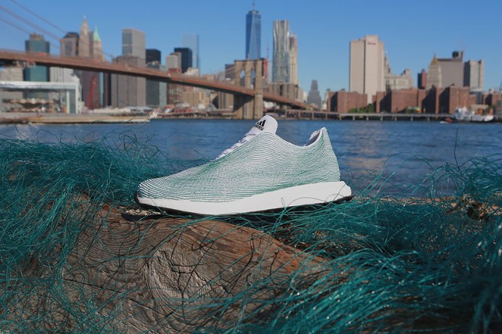Эко-кроссовки Adidas изготовлены из переработанного морского мусора и брошенных браконьерских сетей