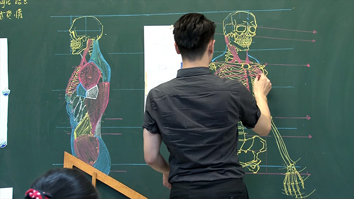Учитель нашел нестандартный подход к изучению анатомии