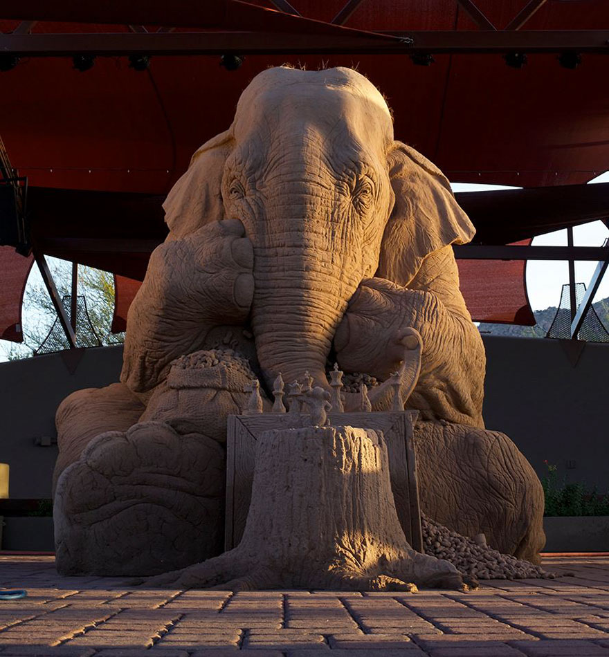 Невероятная песчаная скульптура слона и мышки играющих в шахматы