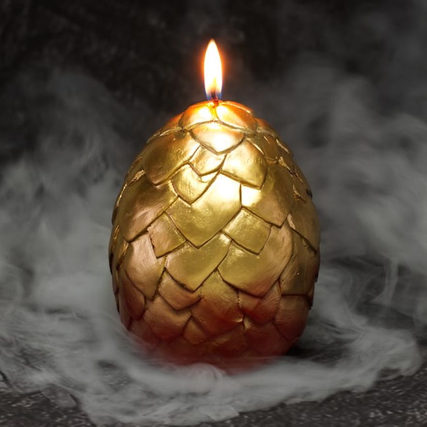 Свеча в форме драконьего яйца поможет завести своего дракона