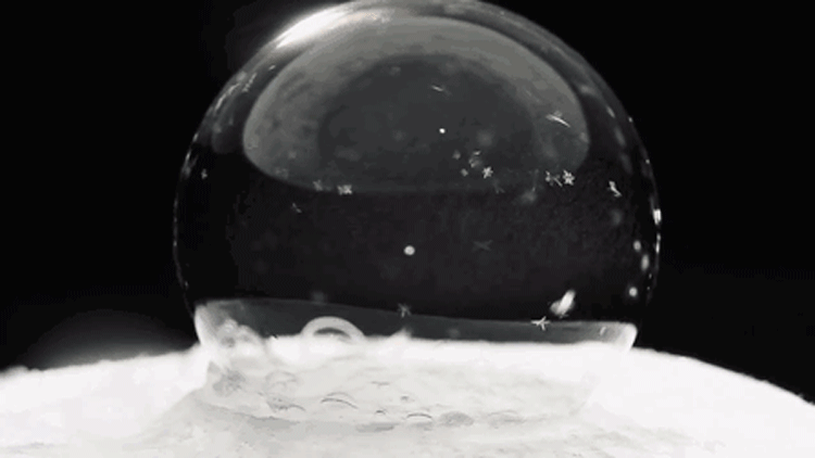 Как замерзают мыльные пузыри
