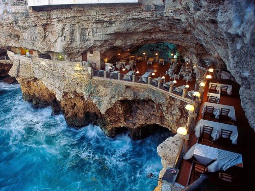 Ресторан в пещере Grotta Palazzese с потрясающим видом на море
