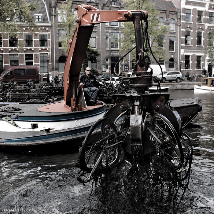 «Добыча» велосипедов в Амстердаме