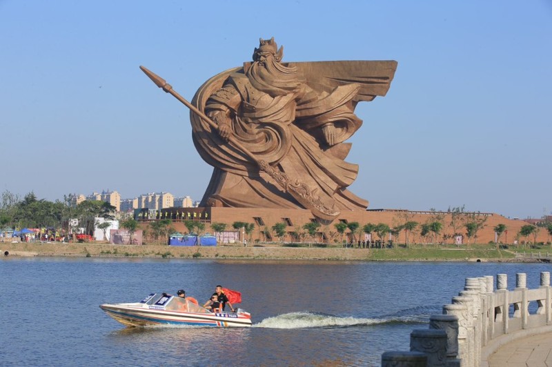 Статуя китайского военачальника Гуань Юя в Цзиньчжоу
