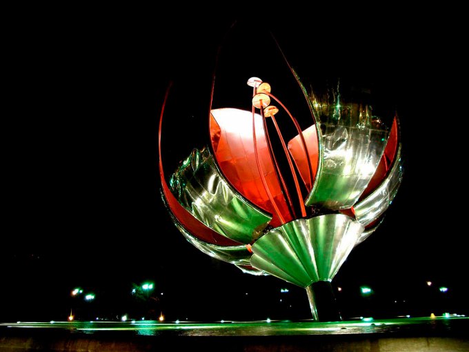 Механическая скульптура в форме цветка