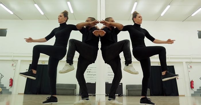 Дуэт танцоров использует зеркало в невероятном танце