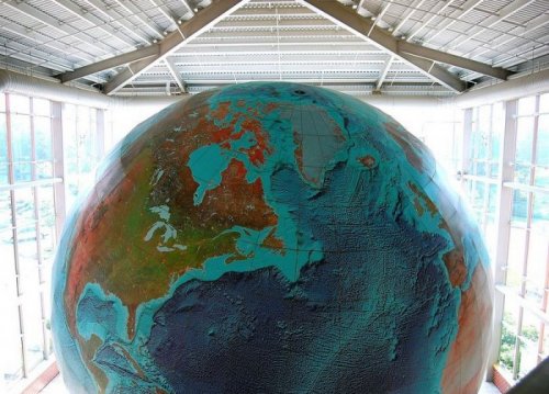 Крупнейший в мире глобус Земли «Eartha»