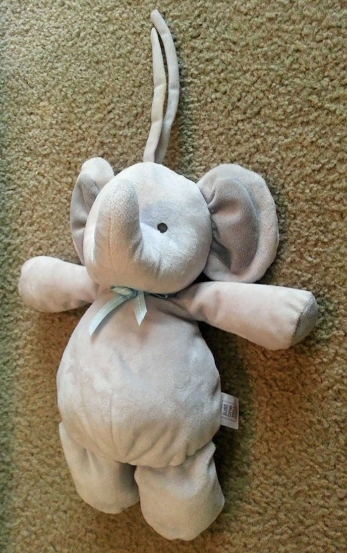 Потерявшийся игрушечный слонёнок