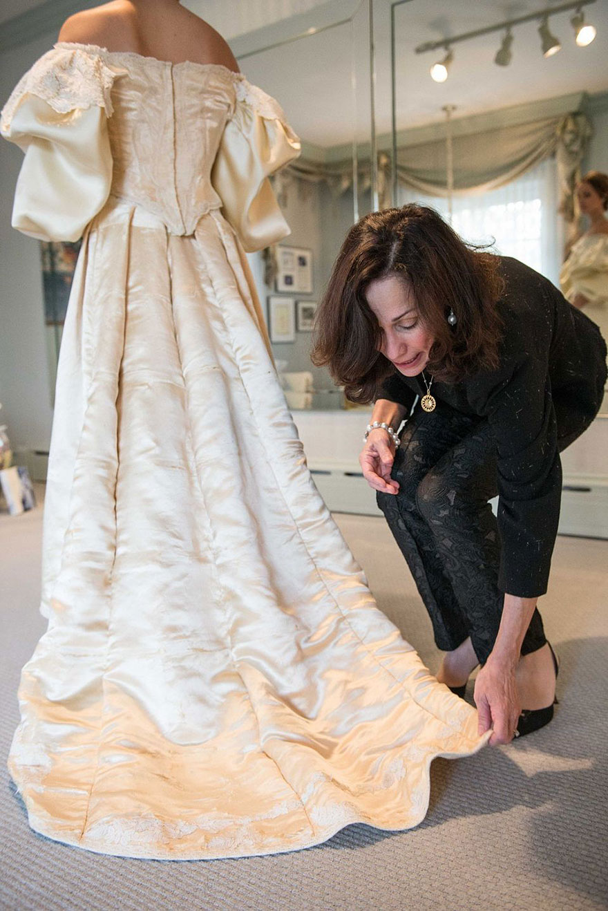 Интересно, каково это — надеть платье, которому больше 100 лет?