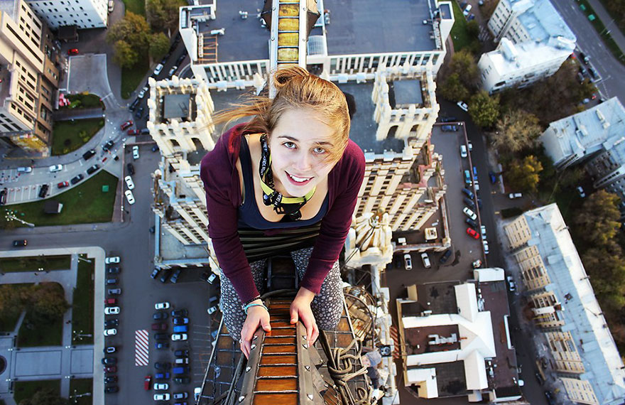 Русская девушка делает очень экстремальные снимки на высоте