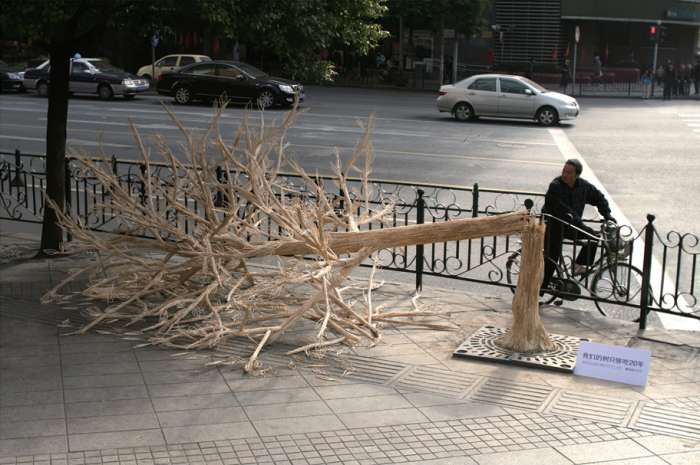 Скульптура из 30000 использованных палочек для еды
