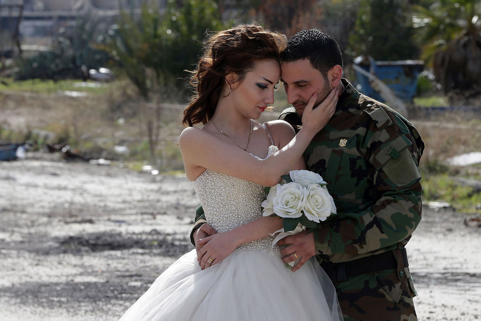 Новобрачные в развалинах Сирии
