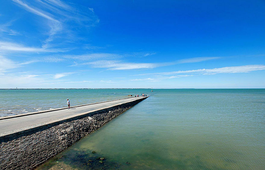 disappearing-road-passage-du-gois-france-3