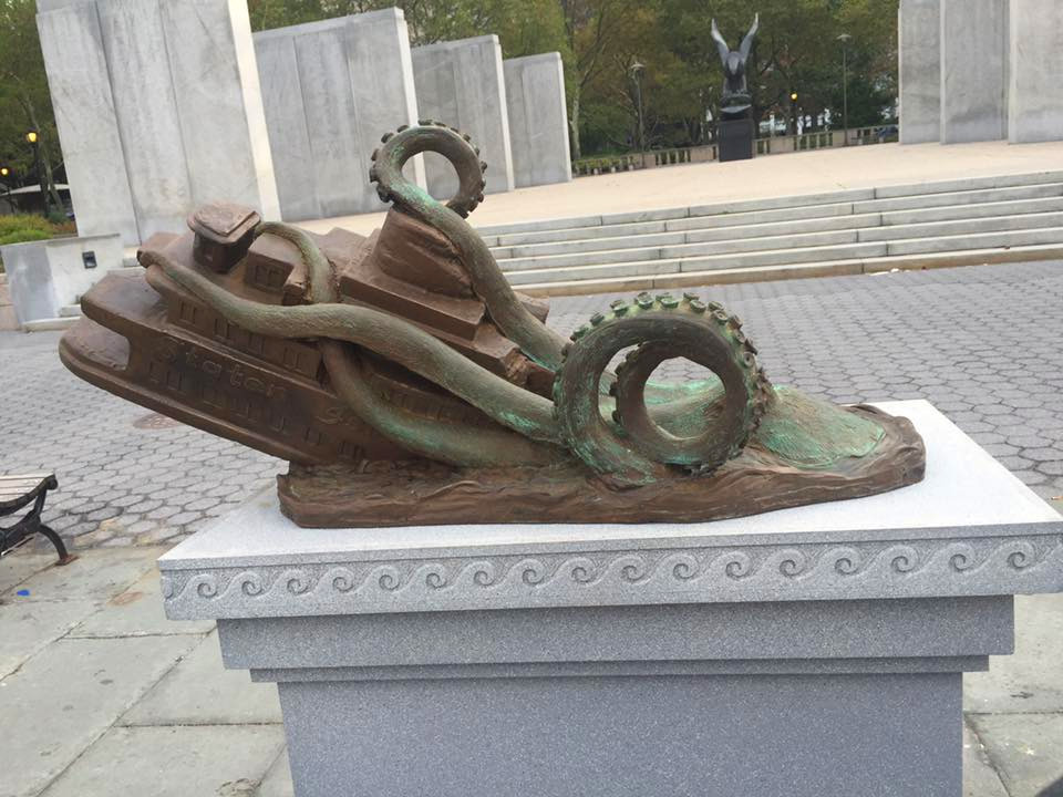 Памятник, посвящённый жертвам гигантского осьминога