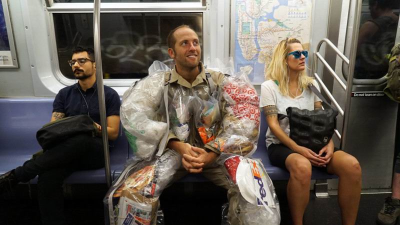 Роб Гринфилд носит с собой мусор производимый им в течении месяца