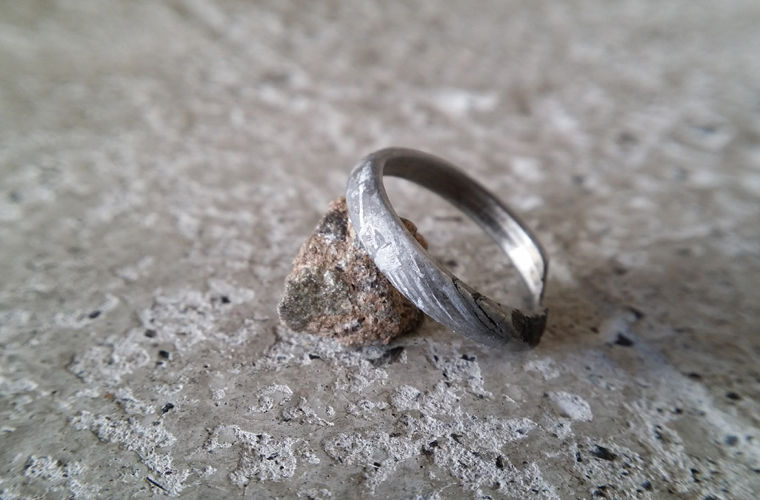 Необычный подарок: обручальное кольцо из метеорита