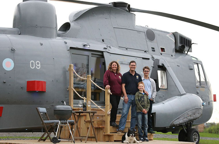 Британцы переделали вертолет Королевских ВВС в необычный дом для отдыха