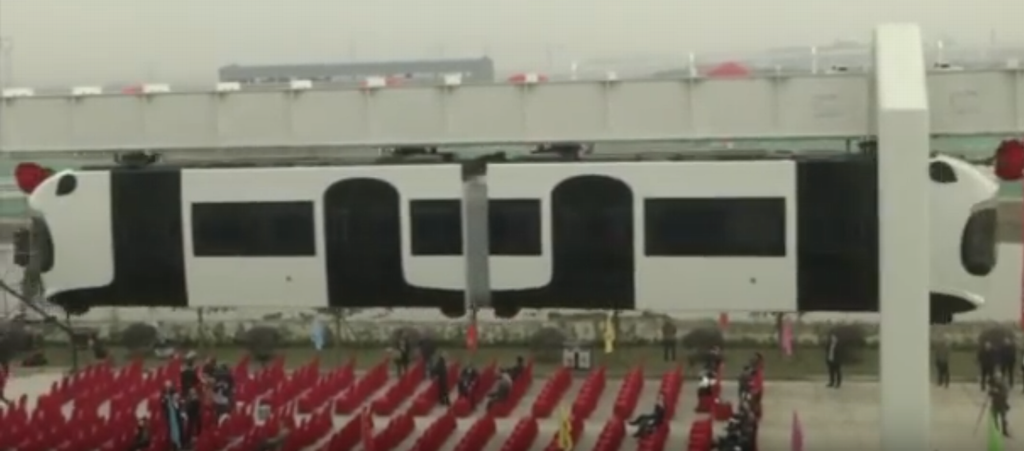В Китае открыли подвесную железную дорогу с вагонами в виде панд