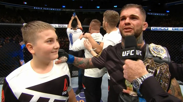 Чемпион UFC отдал пояс мальчику, победившему рак