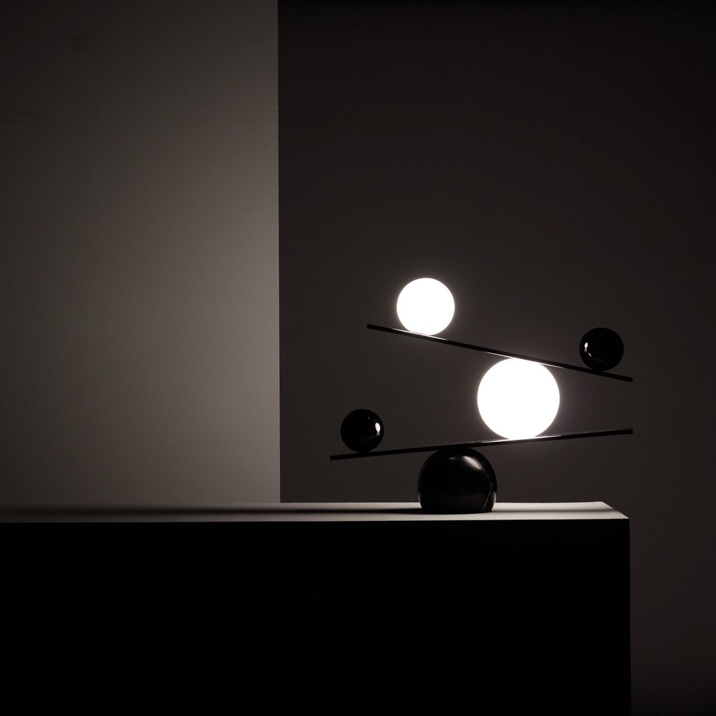 Эта лампа создают иллюзию невозможного балансирования