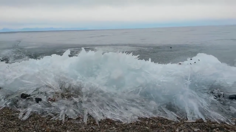 Ледяная волна на озере Байкал