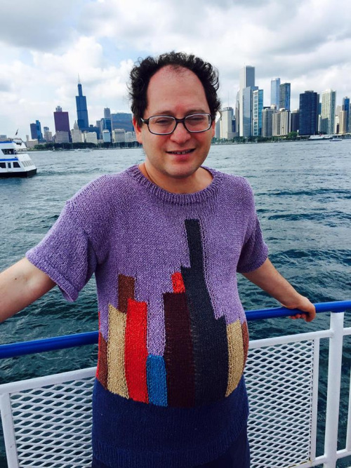 Этот парень владеет коллекцией свитеров на все случаи жизни