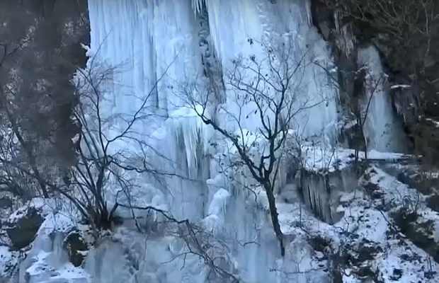 Сильные морозы сковали никогда не замерзающий водопад