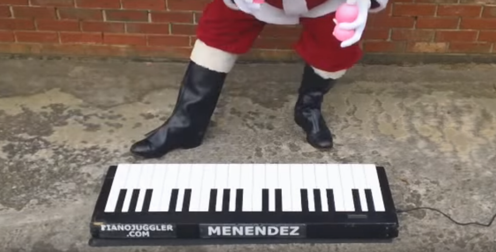 Санта играет на синтезаторе с помощью мячиков