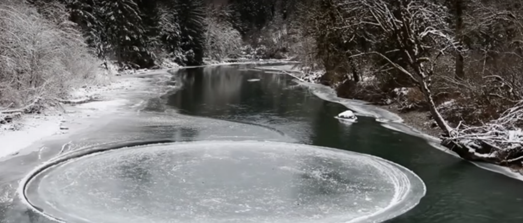 Загадочный ледяной круг на реке
