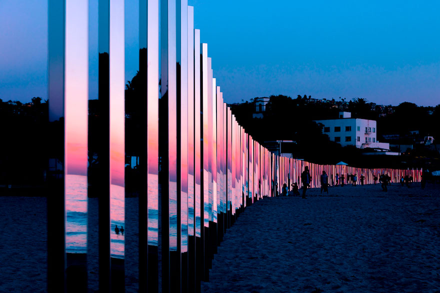 Четверть мили стеклянных столбов на пляже Лагуна Бич