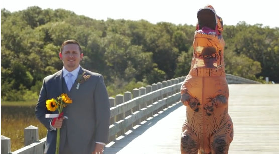 Невеста шокировала своего будущего мужа, представ перед ним в костюме тираннозавра
