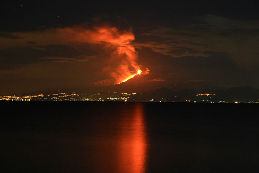 Самый высокий европейский действующий вулкан проявляет признаки активности