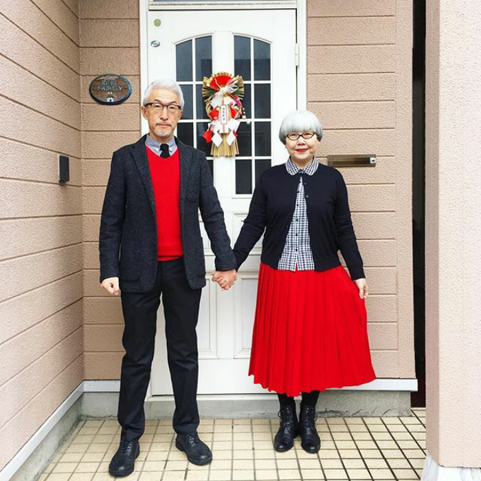 Пожилая пара в браке 37 лет и все время стараются носить сочетающиеся костюмы