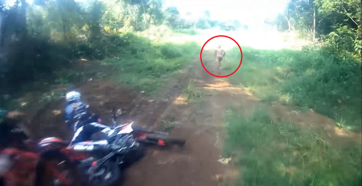 Мотоциклисты заметили странного человека в лесах Индонезии