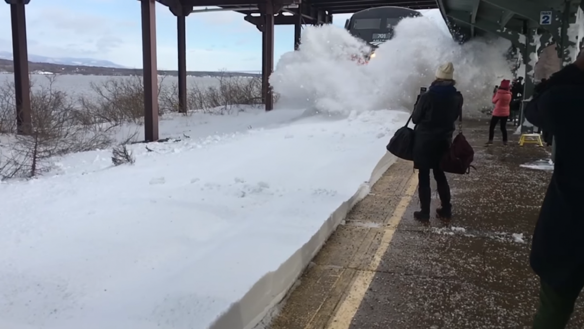 Поезд снес пассажиров на станции снежной волной