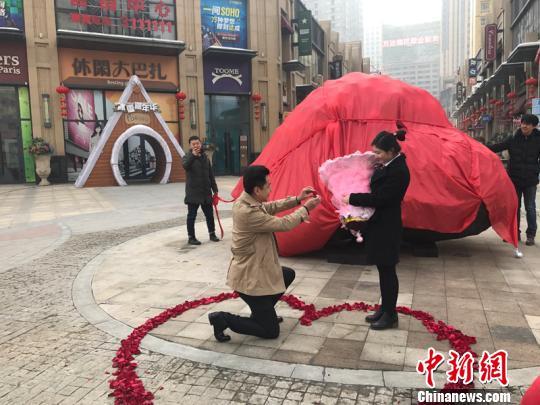 Китаец подарил своей невесте огромный камень весом 33т