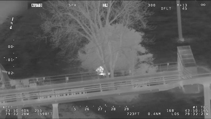 Полиция Канады ловила троих подростков укравших конфеты в парке при помощи вертолета и кинологов