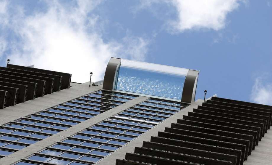 Бассейн с прозрачным дном на 40-м этаже