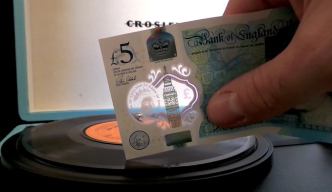 5-фунтовые банкноты Британии воспроизводят звук с виниловых пластинок