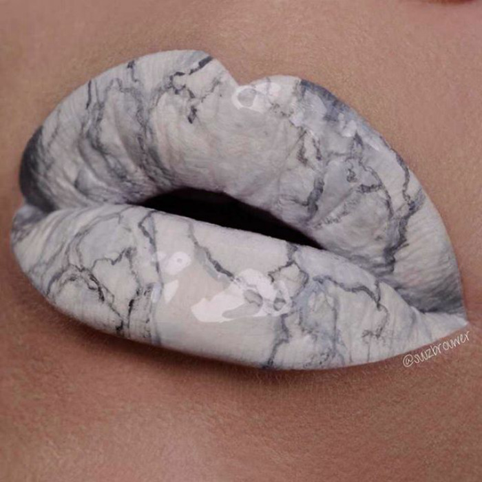 «Мраморные» губы — новый тренд в макияже