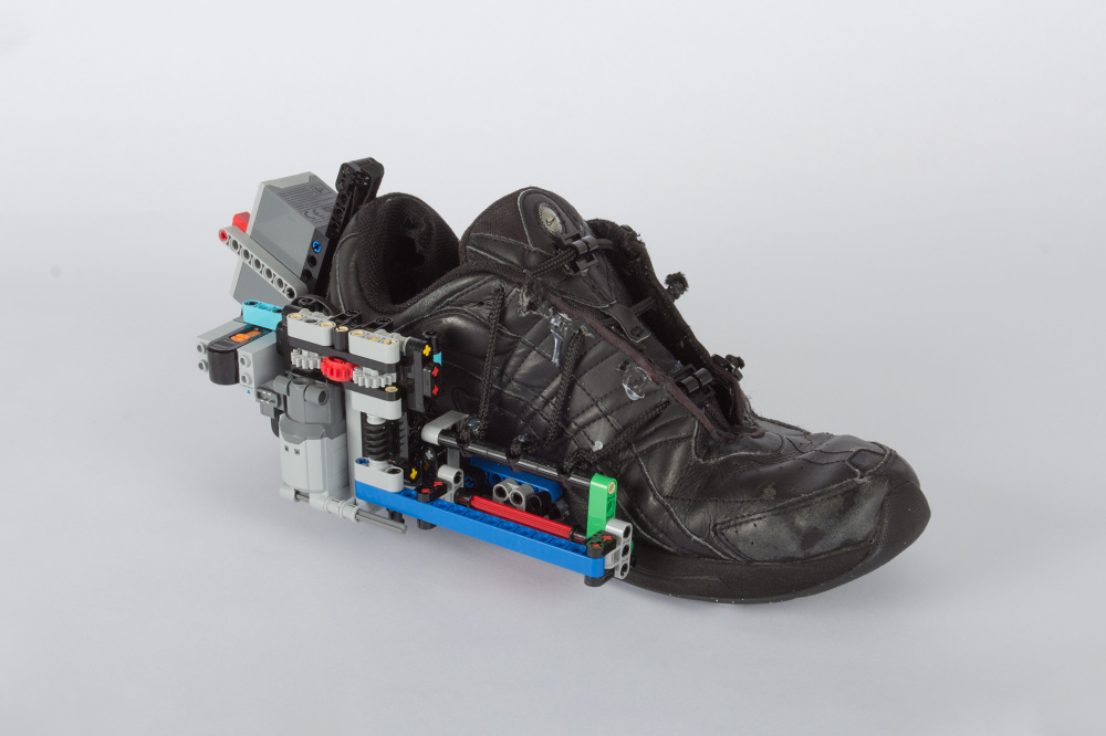 Автоматическая шнуровка кроссовок с помощью механизма Lego