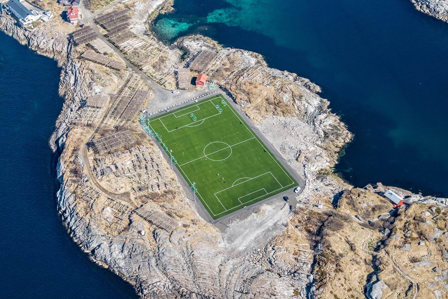 Футбольное поле в горах — Henningsvær Stadion