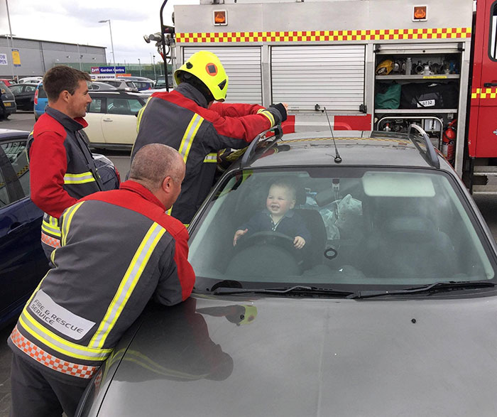 Малыш, случайно закрывшийся в машине, смеялся над спасавшими его пожарными